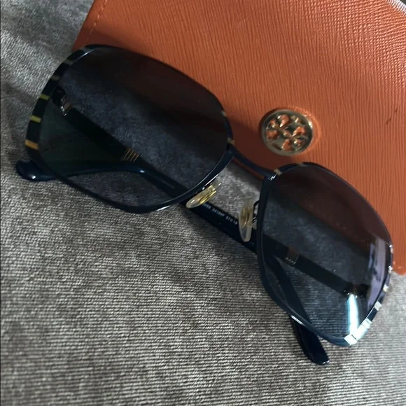 Tory Burch Sunglasses with Sporty Design Tory Burch Sunglasses TY7184U 200073 - Best Price and  main image 4